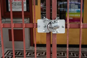 Empresa interditada por falta de alvará: como reabrir e regularizar